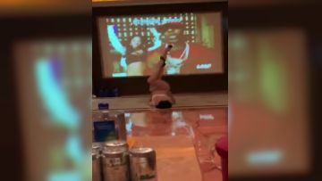 和美女同事约好酒店开房刚进房门_婆婆就打电话查岗_还好有惊无险