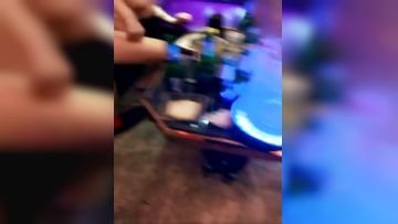 《小M找主人》新人男女加入眼镜御姐KTV嗨完冰和猛男在沙发和地板做爱多人淫荡乱交第01集