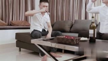 国产AV 老公带生意伙伴回家应酬自己却喝醉了，为了老公的生意着想，只好忍辱被上 (MD0008)