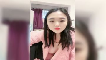 人妻御姐少妇美艳诱人，大奶子控制不住要从衣服里漏出来，礼物轰炸下脱光了诱惑狼友，揉骚奶子展示特写逼逼第04集