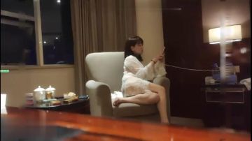 黑衣牛仔裤少妇酒店啪啪，舔奶口交调情站立侧入上位骑坐勐操