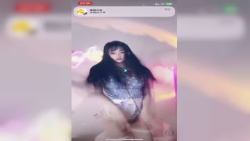 《疯狂抖音》美新娘5 美女喝高了洒酒疯耍的点大当街脱光光摆pose还跟jc动手(24)