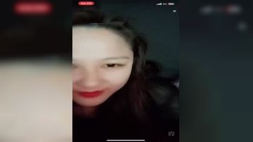 《疯狂抖音》美新娘5 美女喝高了洒酒疯耍的点大当街脱光光摆pose还跟jc动手(25)