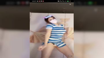 《疯狂抖音》美新娘5 美女喝高了洒酒疯耍的点大当街脱光光摆pose还跟jc动手(27)