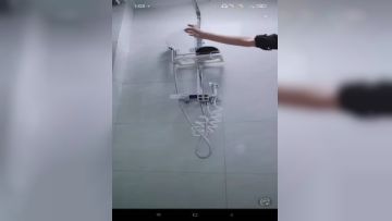 《疯狂抖音》美新娘5 美女喝高了洒酒疯耍的点大当街脱光光摆pose还跟jc动手(10)