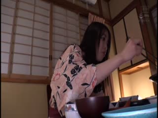 仅能往返家与学校不知世事大小姐！初次温泉旅行AV出道