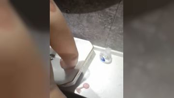 少妇卫生间啪啪这味女士说说感受痛出来了吗我给你口出来你那水平操了一身汗这射不出来是难受最后颜射满满一脸第01集