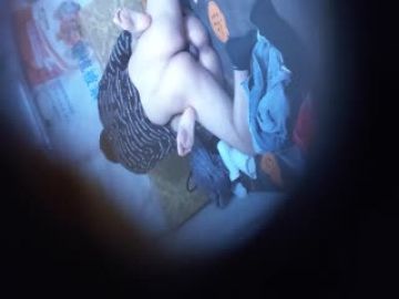 《极限偸拍㊙️真实泄密》城中村简陋出租房大神洞中现场实拍，极品短发漂亮美女车轮式接客，老中青来者不拒-胆小口罩哥