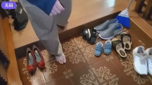 FC2-2956150 自宅访问【个人】子供を见守る祖の背后で震える声を杀し连続2人に中出し、、、-cd2