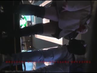 露脸抄底长得很像刘亦菲的妹子