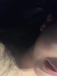 性感大奶妹子夜晚和炮友驾车户外车震，舔弄大屌上位骑坐前后蠕动，呻吟娇喘高潮射在肚子上