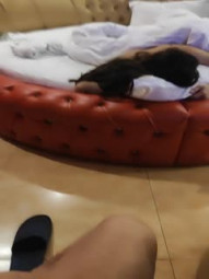 【全网寻花约良家】，泡良达人，陌陌约良家美女，下午连干两炮，瘫倒在床，药劲没过，情趣圆床房继续插