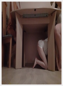 我和继母喝茶聊天时，女朋友在桌子底下舔我的小穴