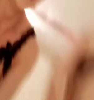 姐姐在淘宝买两套黑丝袜穿上和妹妹一起给姐夫服务，...