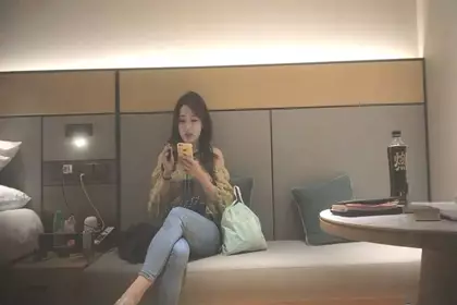 长腿翘臀白丝无毛女神AVOVE深夜与小哥激情啪啪，用脚夹着鸡巴口交，淫声荡语无套抽插后入特写直接内射