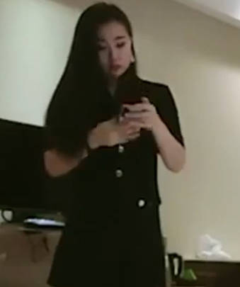 公司餐厅卫生间盗录各式白领同事如厕-戴耳机的美女要来大姨妈了完事还补妆