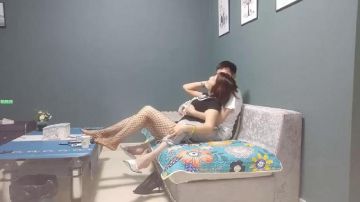 【小狐狸娱乐】御姐范黑色网袜骚女张开双腿揉搓骚穴撩起裙子拉着手后入镜头前勐操大屁股