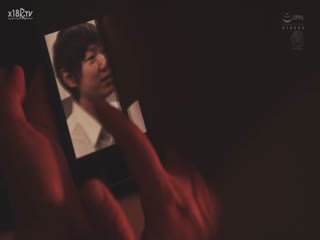 她的妹妹被悄悄地窃窃私语