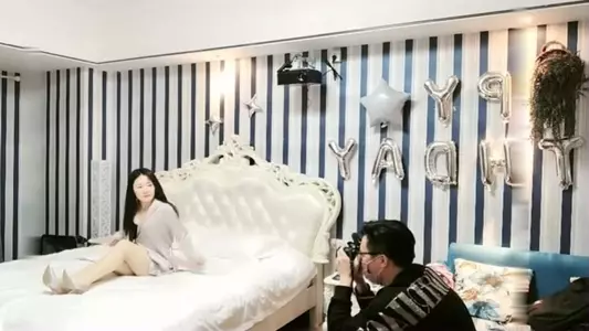 22岁艺校女生被两个社会哥冒充摄影师套路到酒店私拍...