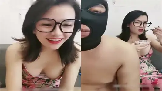 黑框眼镜风骚御姐在家勾引大哥，激烈抽插浪叫不断！