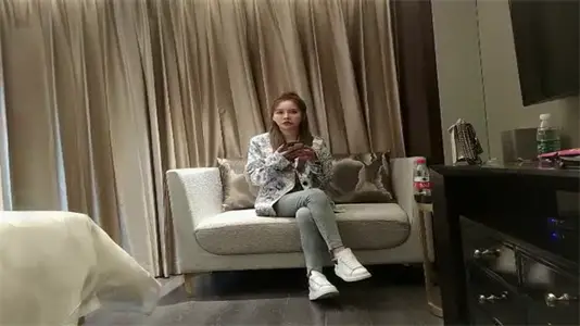 高马尾网红外围妹牛仔裤包裹修长美腿！小哥狂插猛干直呼超值